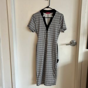 Midi houndstooth v neck dress with belt
